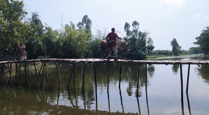 দুই গ্রামের মানুষের ভরসা একটি নড়বড়ে সাঁকো