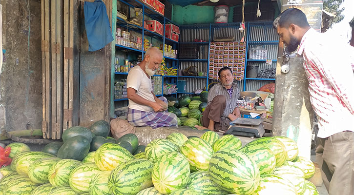 রমজানে চড়া মৌসুমি ফলের বাজার