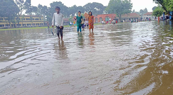সামান্য বৃষ্টিতেই বিদ্যালয় মাঠে জমে হাঁটুপানি