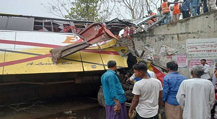 যাত্রীবাহী বাস খাদে পড়ে নিহত ১৬