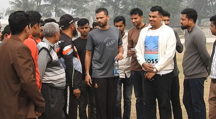 ক্ষুদে শিষ্যদের সাথে অনুশীলনে মাশরাফি