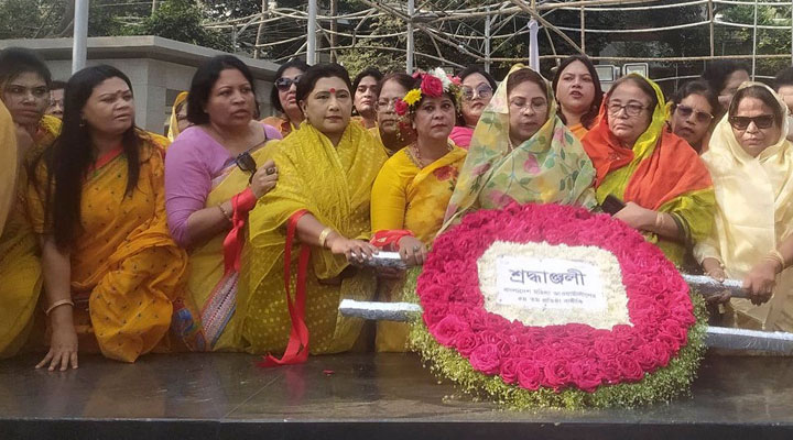 বঙ্গবন্ধুর প্রতিকৃতিতে মহিলা আ.লীগের শ্রদ্ধা