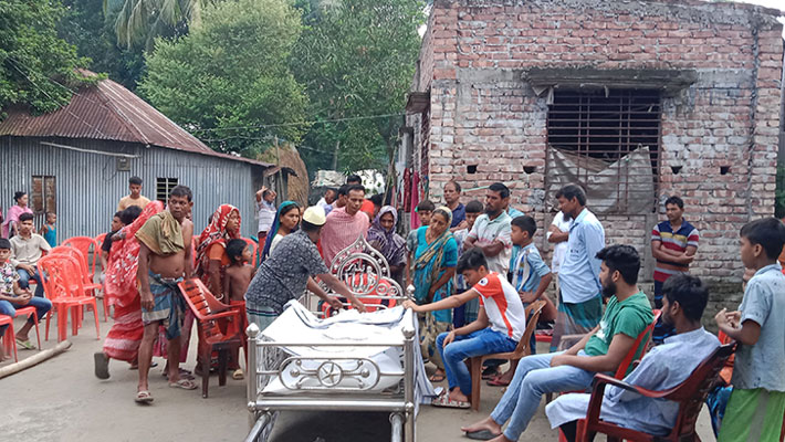 ফাঁসি কার্যকরের পর গ্রামের বাড়িতে মহিউদ্দিনকে দাফন