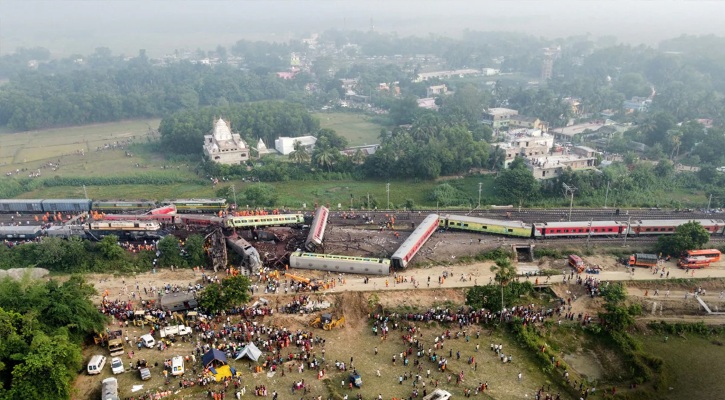 রেল কর্মকর্তাদের সঙ্গে জরুরি বৈঠকে মোদি