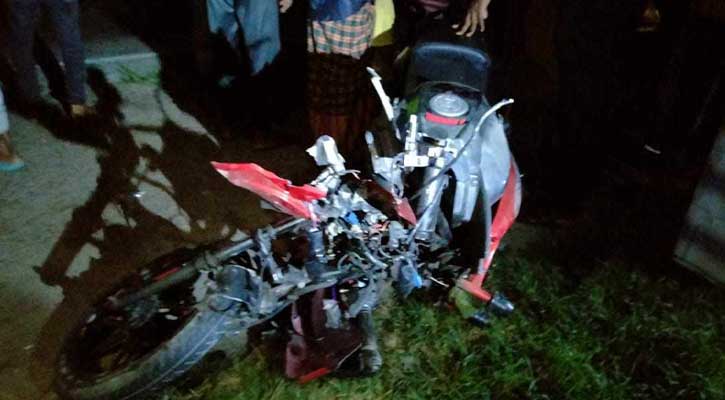 দাঁড়িয়ে থাকা ট্রাকে ধাক্কা, মোটরসাইকেলচালক নিহত
