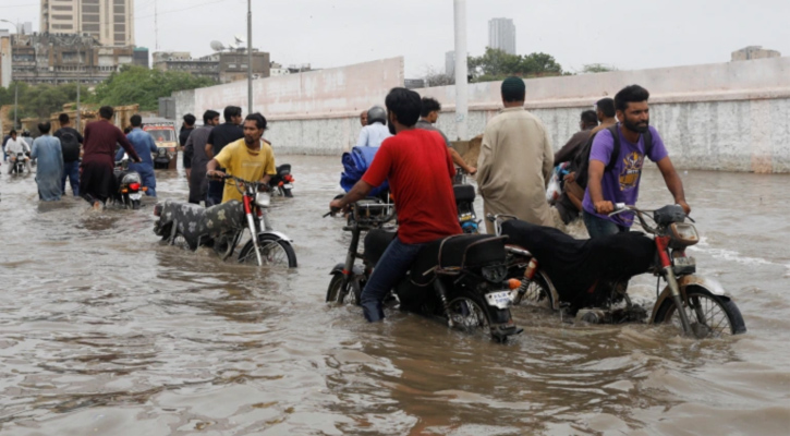 পাকিস্তানে বন্যায় অর্ধশতাধিক মৃত্যু