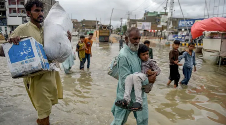 পাকিস্তানে বন্যায় এক মাসে ৩১০ জনের মৃত্যু