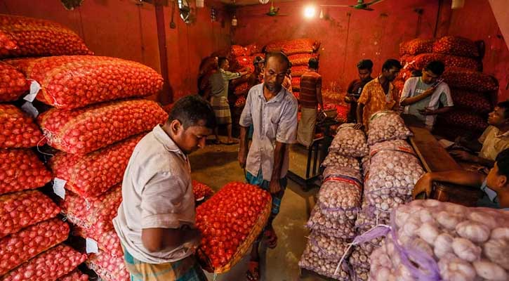 খাতুনগঞ্জে পেঁয়াজের কেজি ২০ টাকা