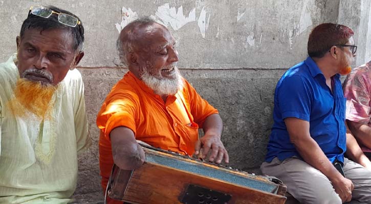 ৫২ বছর ধরে গান গেয়ে জীবিকা নির্বাহ করেন অন্ধ ইবাদুল