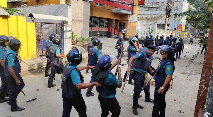 খুলনায় পুলিশ-বিএনপি সংঘর্ষ, টিয়ারসেল নিক্ষেপ