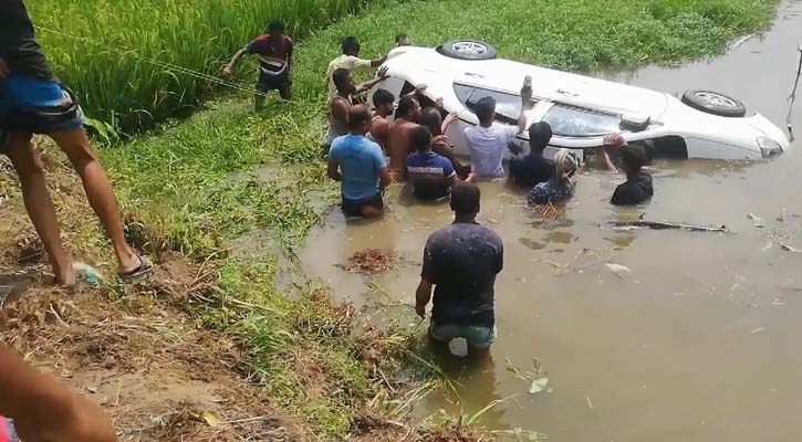 অটোরিকশাকে সাইড দিতে গিয়ে প্রাইভেটকার পুকুরে, নিহত ২