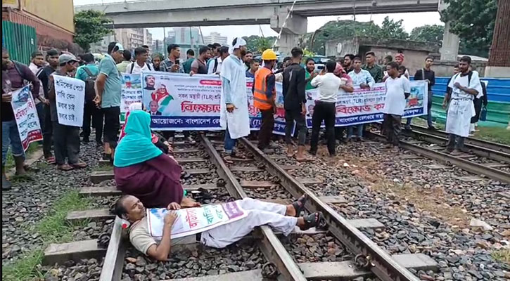 শ্রমিকদের রেললাইন অবরোধ, ট্রেন চলাচল বন্ধ