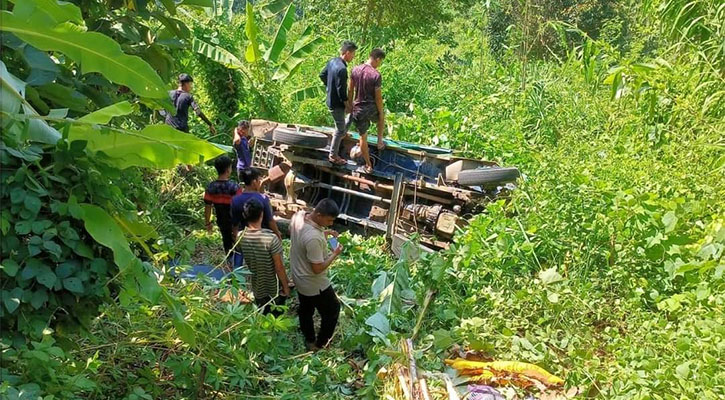 চাঁদের গাড়ি নিয়ন্ত্রণ হারিয়ে খাদে, নিহত ১