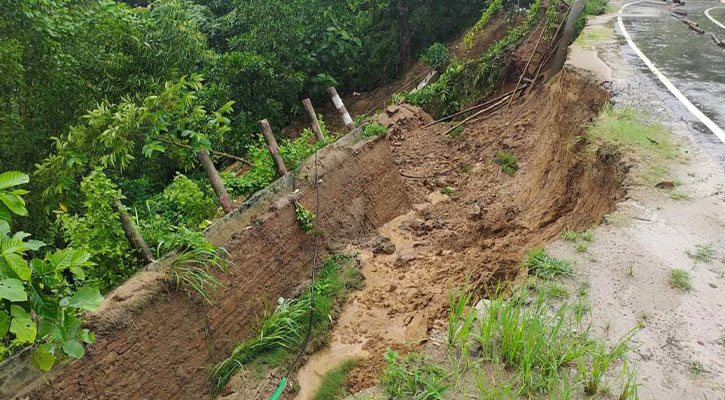 ভারী বর্ষণে পাহাড় ধসের শঙ্কা: আশ্রয়কেন্দ্রে যেতে নারাজ বাসিন্দারা