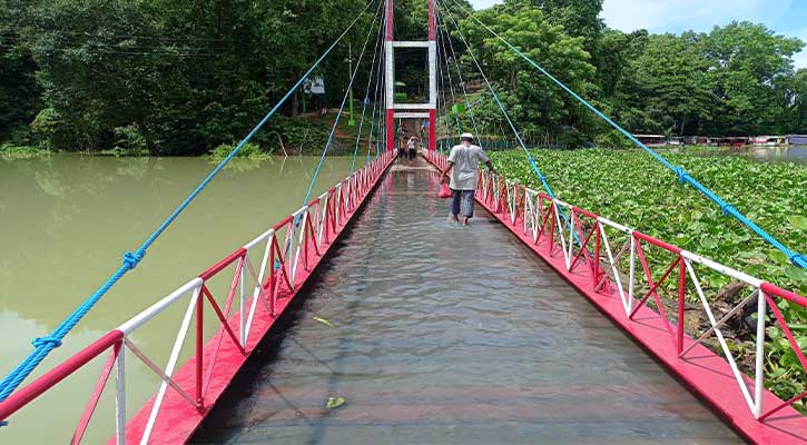 ডুবে গেছে রাঙ্গামাটির ঝুলন্ত সেতু