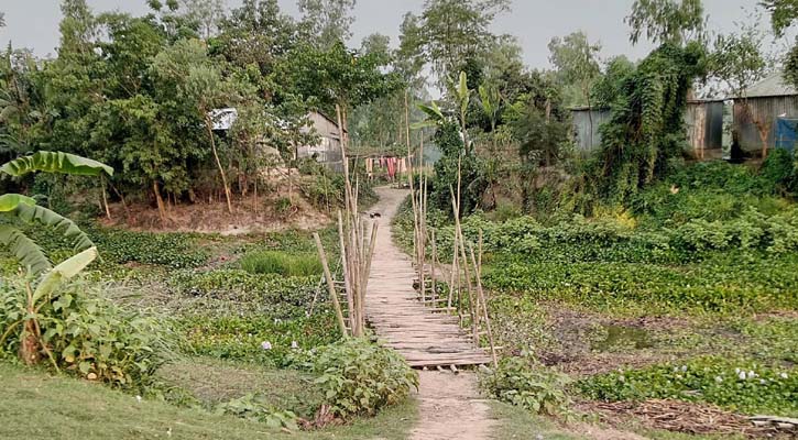 সেতুর অভাবে দুর্ভোগে হাজারো মানুষ