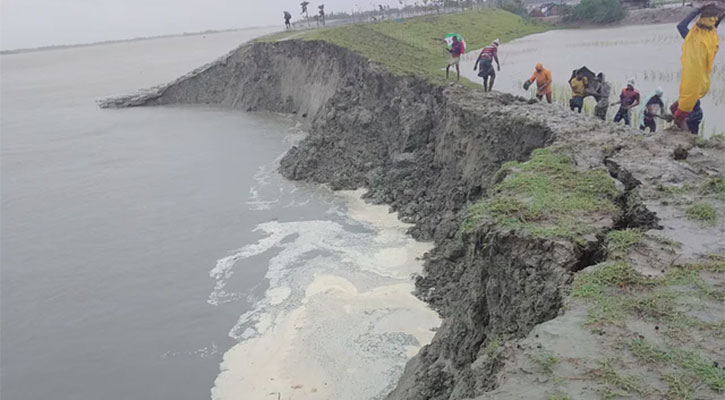 কয়রায় বেড়িবাঁধে ভাঙন, উপকূলজুড়ে আতঙ্ক