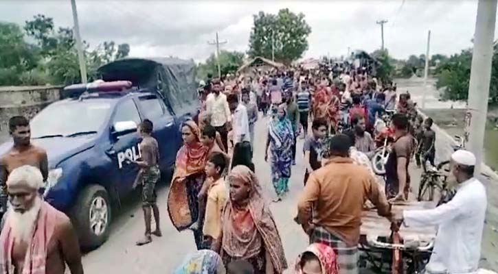 ঘরের আড়ায় ঝুলছিল মায়ের মরদেহ, পালানোর সময় ছেলে আটক