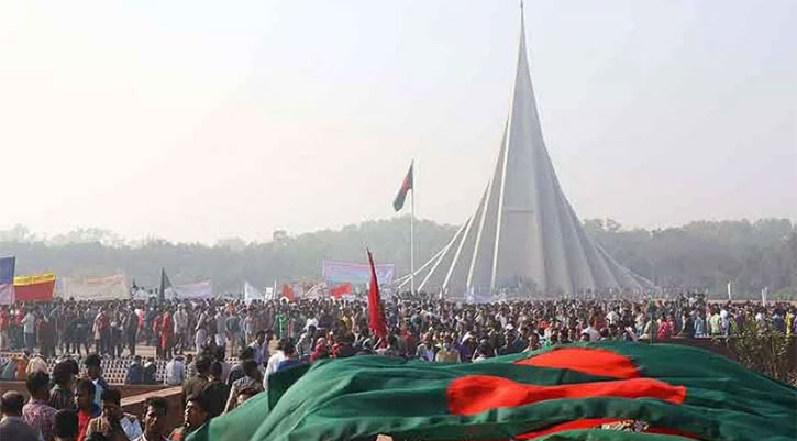 জাতীয় স্মৃতিসৌধে সর্বস্তরের মানুষের শ্রদ্ধা