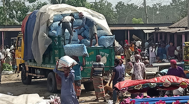 তিন ঘণ্টার বাজারে বেচাকেনা হয় কোটি টাকার