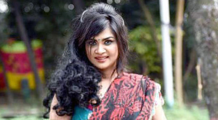 নৌকার মনোনয়ন ফরম কিনলেন নায়িকা শিমলা