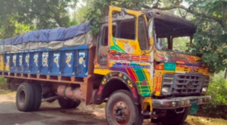 সিরাজগঞ্জে ট্রাকে আগুন দিয়েছে দুর্বৃত্তরা