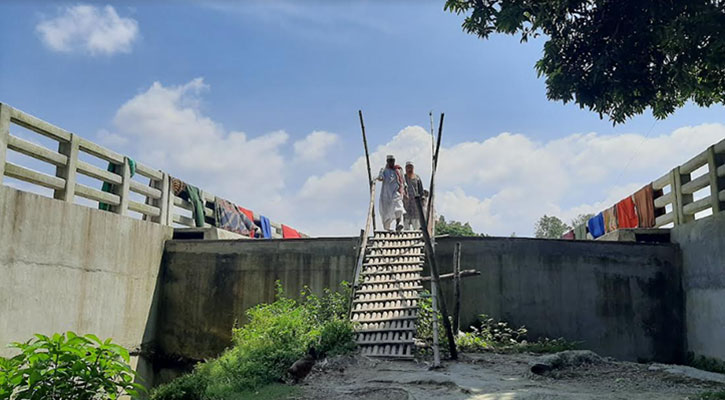 মই বেয়ে উঠতে হয় ৭ কোটি টাকার সেতুতে