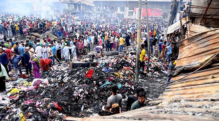 বঙ্গবাজারের আগুনের পর পোড়া ধ্বংসস্তূপ