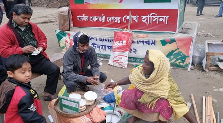 শীতে জমে উঠেছে মৌসুমি পিঠা বিক্রি