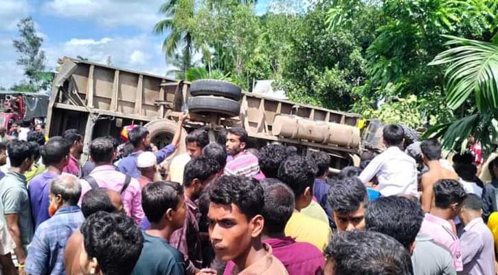 টাঙ্গাইলে কাভার্ড ভ্যানের চাপায় দুই এনজিও কর্মী নিহত