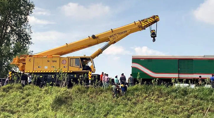 লাইনচ্যুত বগি উদ্ধারে এসে রিলিফ ট্রেনও বিকল