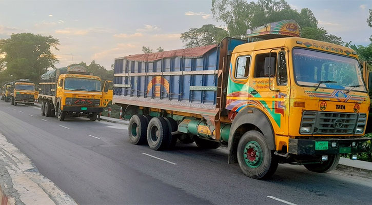 মহাসড়ক দখল করে ট্রাক স্ট্যান্ড, বাড়ছে দুর্ঘটনা