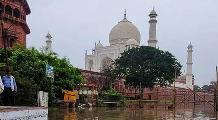 তাজমহল ভাসছে যমুনার জলে