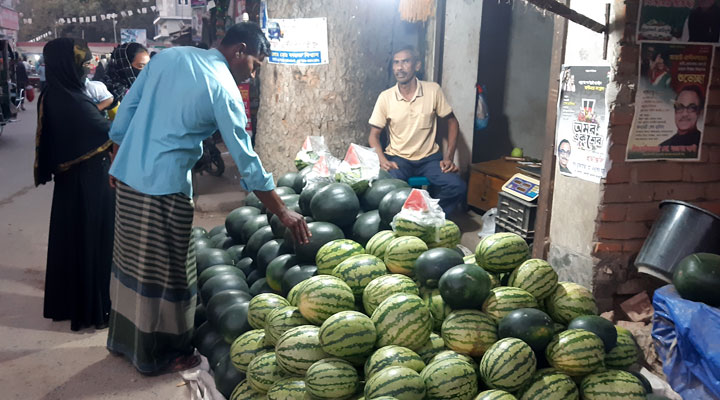 আগাম জাতের ‘তরমুজ’ কেনার চেয়ে দেখার লোক বেশি