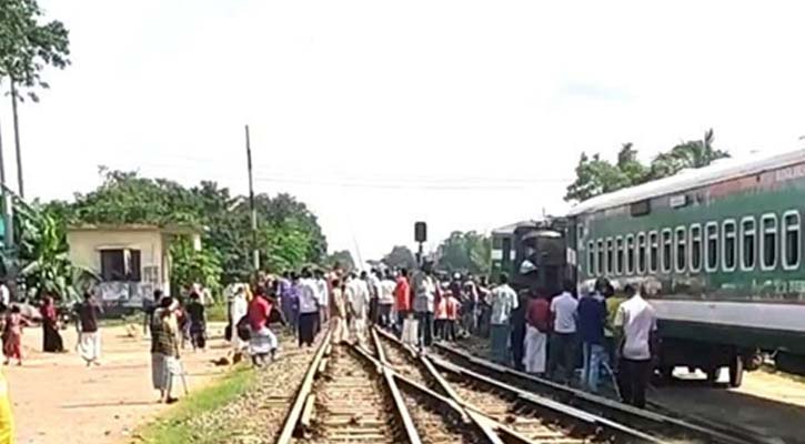 ট্রেনে উঠতে গিয়ে প্রাণ গেল স্টেশন মাস্টারের