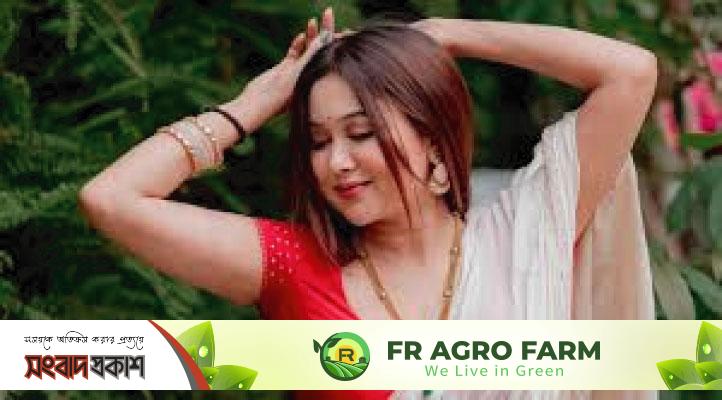 Sariq xotin erining oldida sikiladi